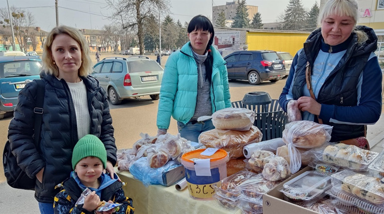 Віддавали в дарунок смаколики: як волонтерки з Цибулевого збирали гроші на ліки для військових