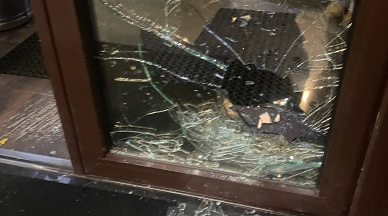 У депутатки Шосткинської міської ради в закладі харчування побили вікна