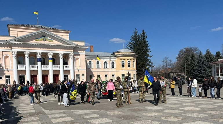 Первомайськ попрощався із захисником України Вадимом Маріщуком