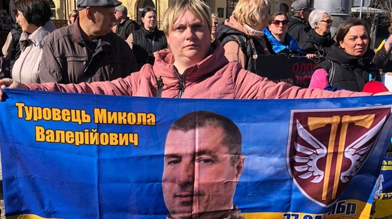 Одна фотографія, один шрам, одна надія: як дружина впізнала чоловіка за знімком з полону