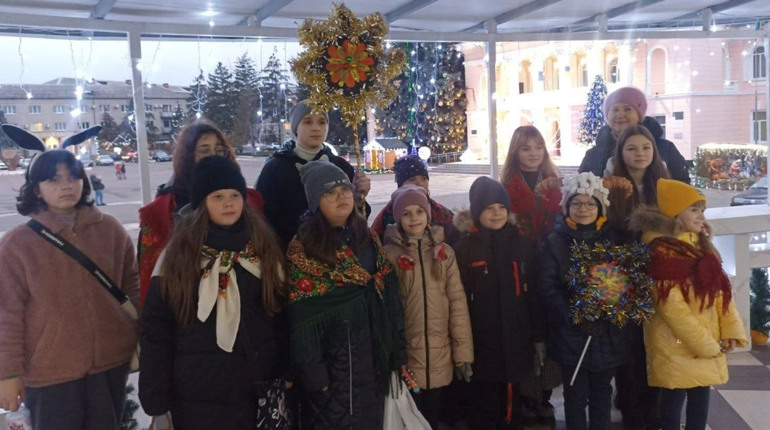 Благодійна коляда: діти з колективу «Зернятко» колядували і збирали кошти для ЗСУ
