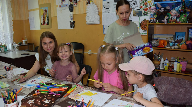 Що малювали маленькі переселенці в мистецькій школі Южноукраїнська у День захисту дітей?