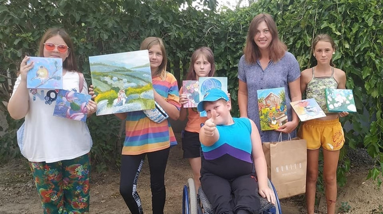 Студія Sunny Art з Біляївки продає власні картини, щоб допомагати хворим дітям і продовжити малювати