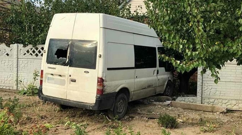В пьяном угаре врезался в забор соседей