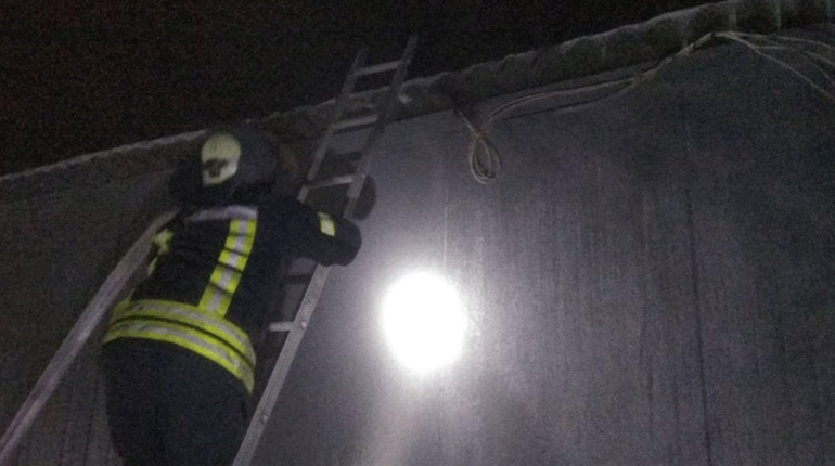 У Сватівському районі горів дах магазину: подробиці