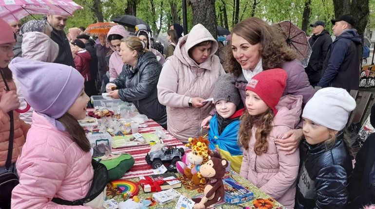 У Глухові триває благодійний мистецький ярмарок на підтримку ЗСУ. Як атмосфера