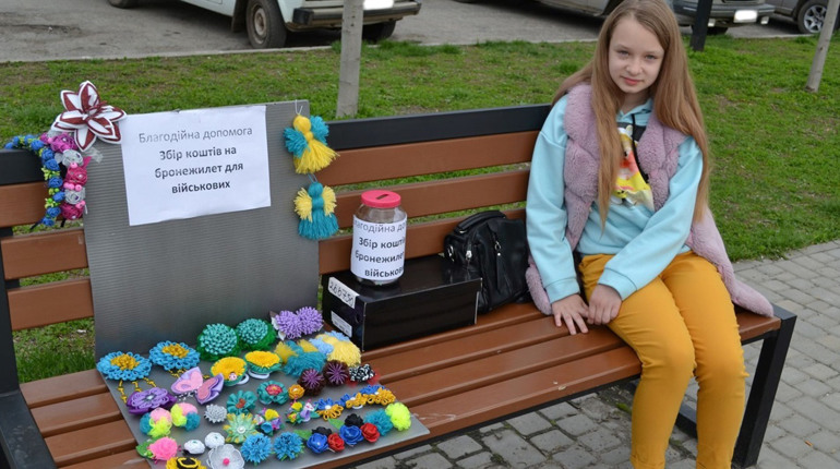 Бронежелет за янголят: 9-річна монастирищанка збирає кошти на захист для захисників
