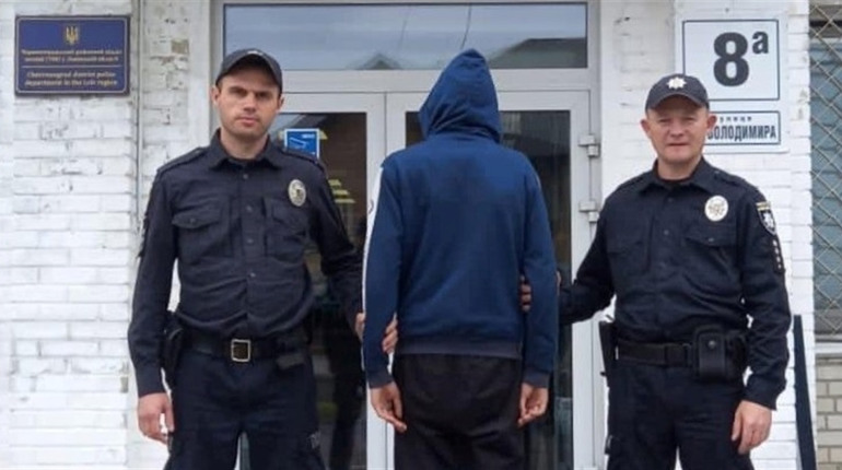 Поцупив касовий апарат, термінал і товар. У скоєнні крадіжки підозрюють 18-річного червоноградця