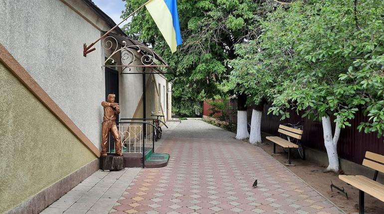 Біля школи мистецтв у Біляївці з'явився скрипаль. Це подарунок майстра Олександра Коваленка