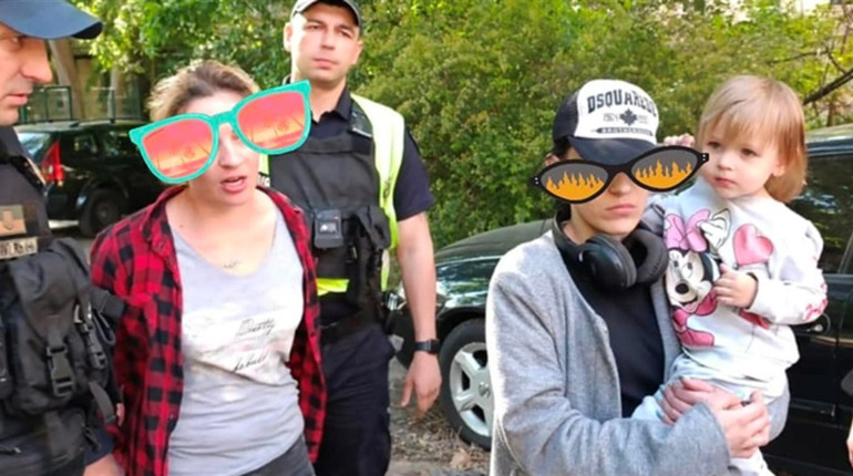В Одесі тітка в прямому ефірі шарпала і поїла алкоголем 2-річну дитину: хотіла більше підписників