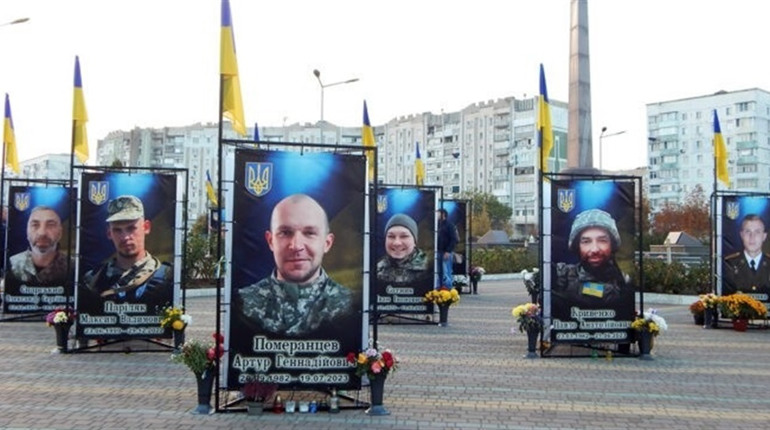 Волонтери Одещини розшукують жінку, яка постійно краде квіти з меморіалу загиблим воїнам: є відео