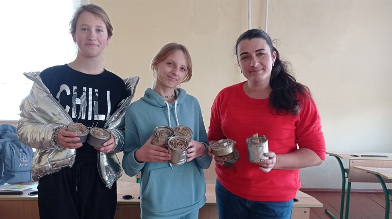 На Кременеччині учні плетуть маскувальні сітки та виготовляють окопні свічки