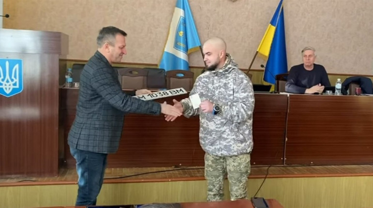 ДФТГ "ВИР" із новою спецмашиною: номери від неї вручив на сесії міський голова Юрій Зарко