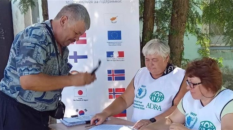 Мешканці Великобурлуцької громади отримують оновлені продуктові набори від ADRA Ukraine