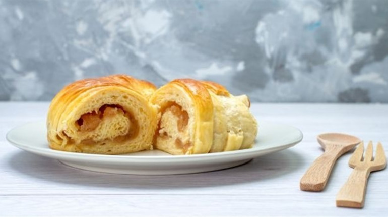 Рецепт дня: яблучний рулет із ніжним бісквітом