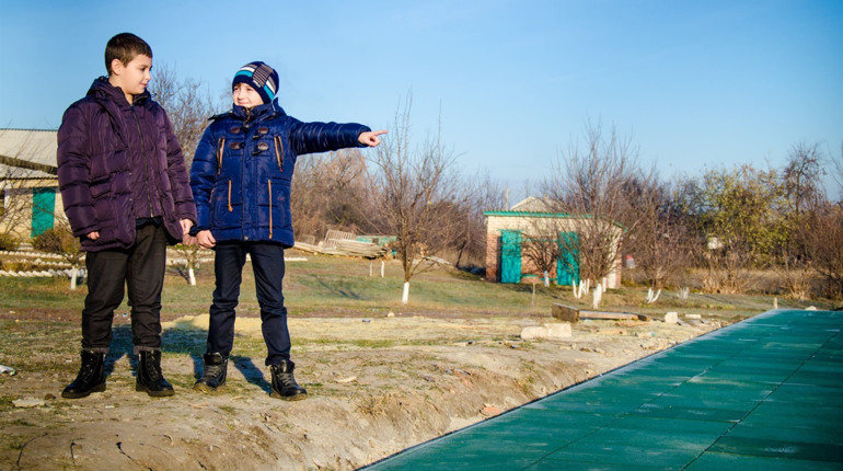 У трьох школах Сватівського району будуються спортивні майданчики зі штучним покриттям