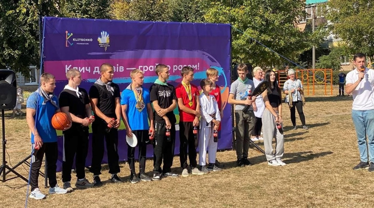 Одна зі смілянських шкіл отримала спортивний майданчик від Благодійного фонду «Кличко Foundation»