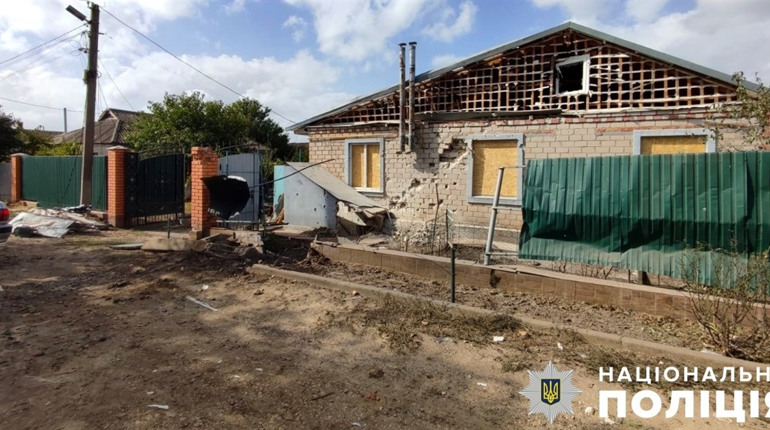 Окупанти скинули вибухівку з дрона на цивільних у Херсоні
