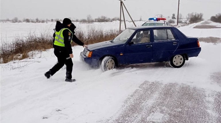 Поліція допомагала поліщукам боротися з негодою