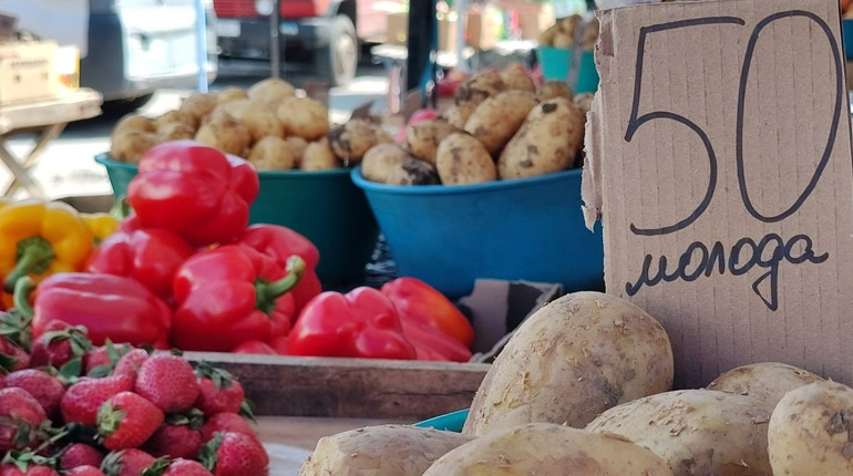 Молочка здешевшала, у продажу є спаржа і полуниця: що почому на ринку Первомайська у травні