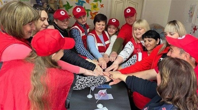 105 років поруч: волонтери Червоного Хреста Южноукраїнська провели безпрограшну лотерею для дітей