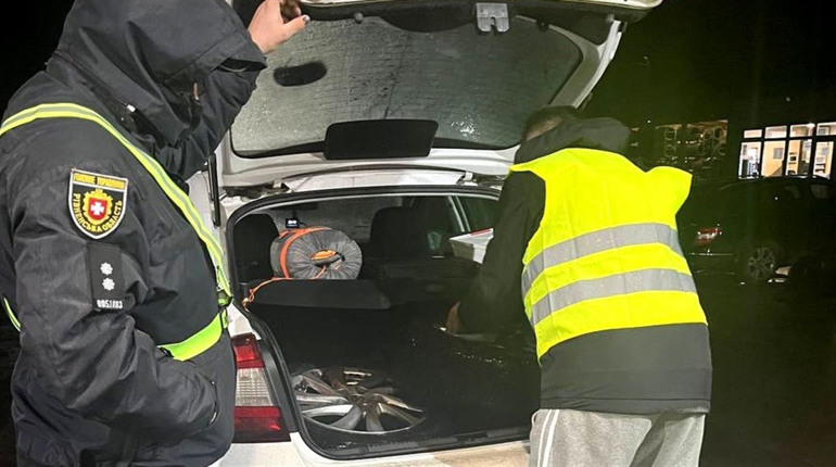 Поблизу Сарн патрульні допомогли полагодити авто жителям Київщини