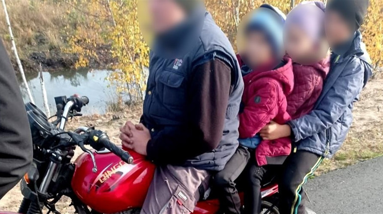 Без посвідчення та шолома: у Сарненському районі батько перевозив трьох дітей на мотоциклі
