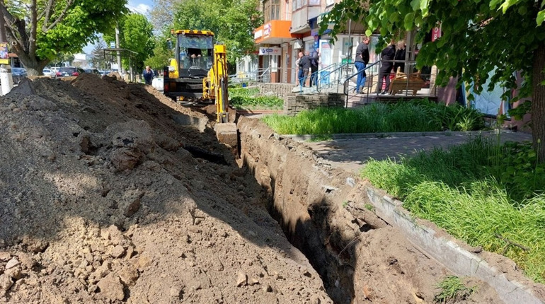 У центрі Сміли працівники КП «Вод Гео» почали роботи із заміни мережі водопостачання