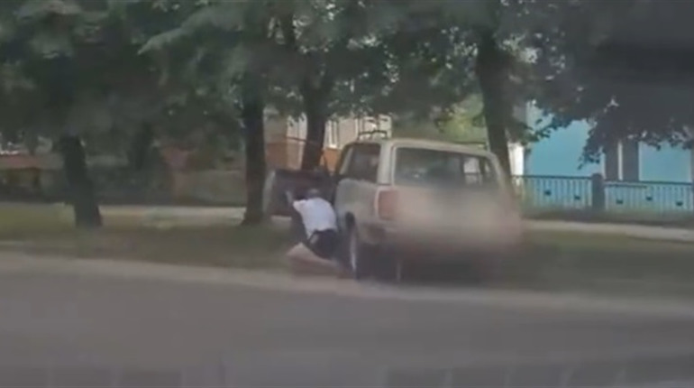 У Шостці п'яний водій, тікаючи від поліцейських намагався випригнути з авто (відео)