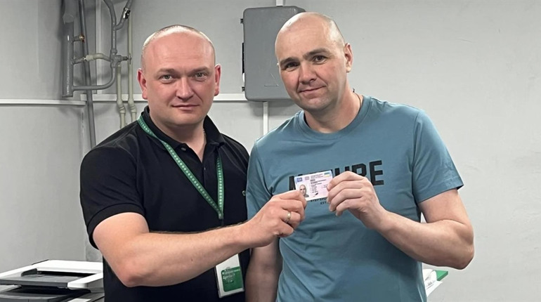 Після 32 місяців полону — до мирного життя: у Глухові захисник отримав нове посвідчення водія