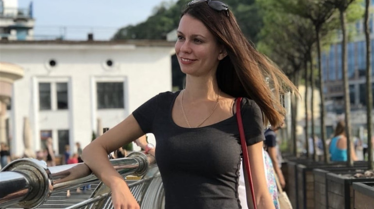 Курахівчанка розповіла про життя в країні високих податків і відомих брендів 