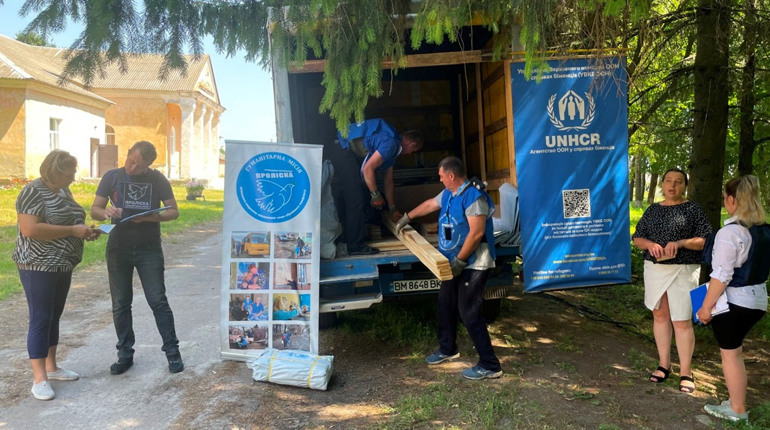 Волонтери передали допомогу після обстрілу жителям села Суходіл на Глухівщині