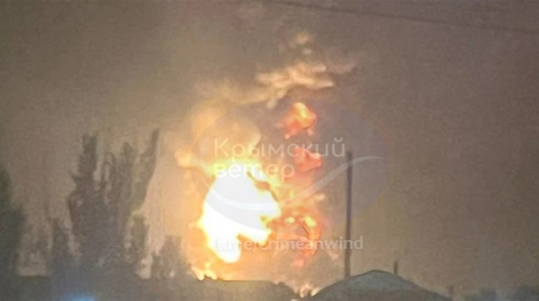 Десятки вибухів і влучання по всьому Криму: горить нафтобаза у Феодосії