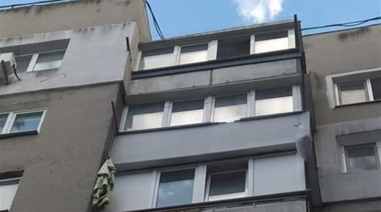 У квартирі була пожежа: в Южному жінка випала з багатоповерхівки (ФОТО)