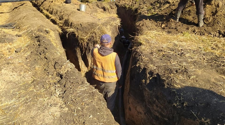 Фото дня: від Лозової до Катеринівки замінюють водогін