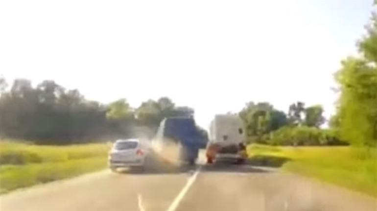 Патрульна поліція оприлюднила відео зіткнення двох автомобілів біля переїзду поблизу Витилівки