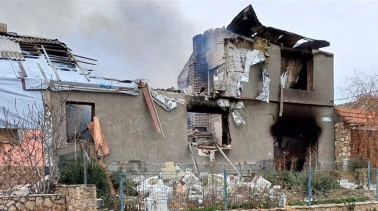Ворожі обстріли Херсонщини: окупанти застосували артилерію та дрони, завдали ракетного удару