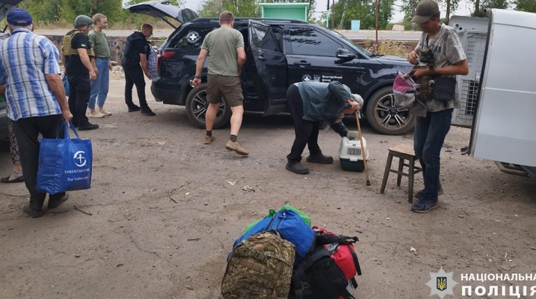 Поліція та волонтери допомагають евакуюватися жителям Куп’янщини