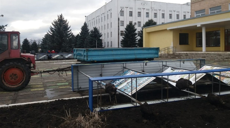 На Сватівщині через нічний вітер частково знеструмлені місто та села і впали стели у центрі міста