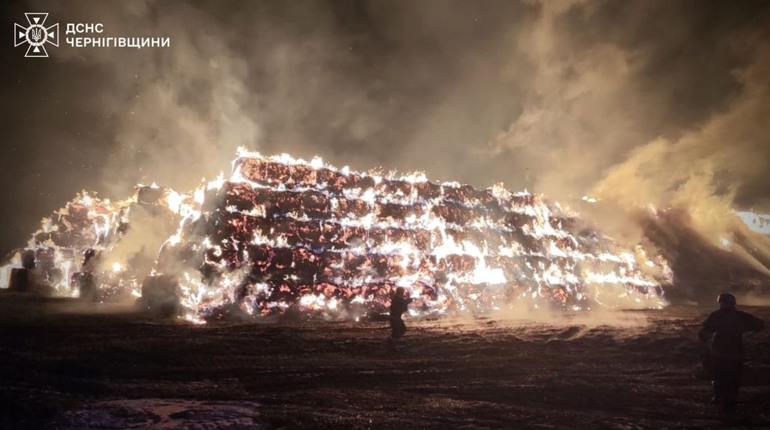 На Чернігівщині нічні атаки БпЛА спричинили пожежі на фермі, промисловому об’єкті та старостаті