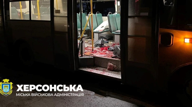 Росіяни атакували з дрона маршрутку в Херсоні: є загиблий та поранені (оновлюється)