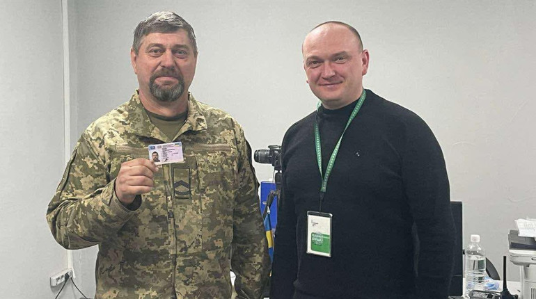 У Глухові захиснику допомогли відновити згоріле внаслідок обстрілу водійське посвідчення