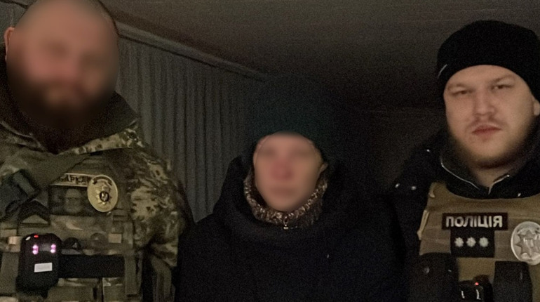 У Херсоні правоохоронці допомогли жінці, яка через обстріл втратила житло