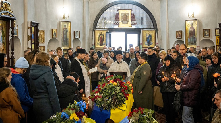 Менська громада попрощалася з Воїном, журналістом і телеоператором Олександром Урванцевим