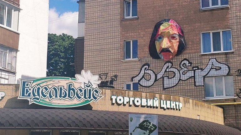 У Фастові на фасаді будівлі з’явилася голова Гоголя