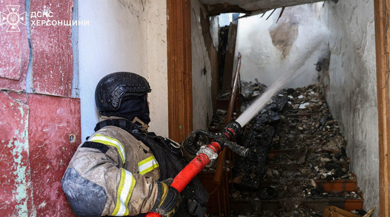 На Херсонщині ворог атакував житлові будинки, критичну та соціальну інфраструктуру