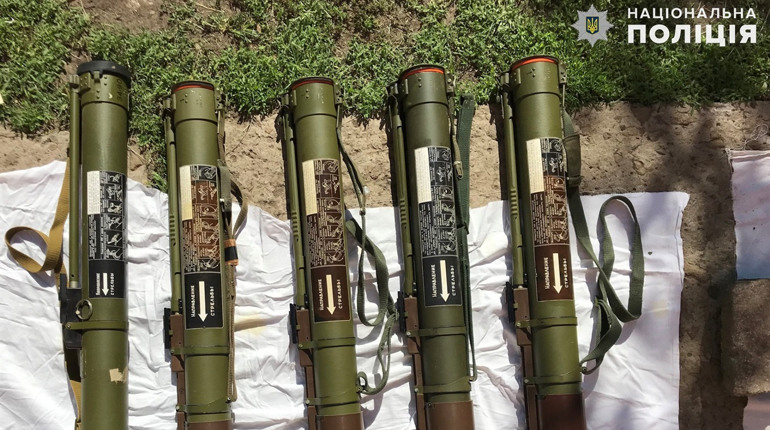 У гаражі 58-річного мешканця Містків Сватівського району знайшли арсенал зброї і вибухівки