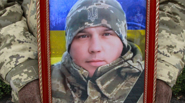 Довгих десять місяців рідні не втрачали надії: Герой Максим Купріянов повернувся додому на щиті