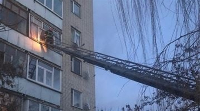 У Вараші рятувальники визволяли трирічну дівчинку із зачиненої квартири на четвертому поверсі