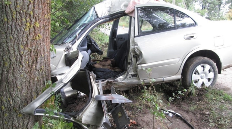 У Мені легковий автомобіль вдарився у придорожнє дерево